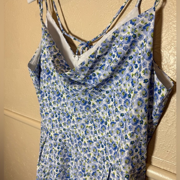 ASOS Glamorous Cami Floral Romper Blue and White Size 10
NWT Adjustable Straps - Picture 7 of 12